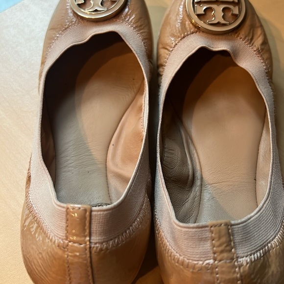 TORY BURCH Tan Patent Leather Ballet Flats Size 6 - Picture 7 of 13